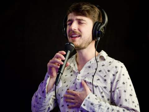 Sebastian Oberlin singing with a microphone